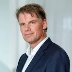Een portret foto van Theo Hooghiemstra